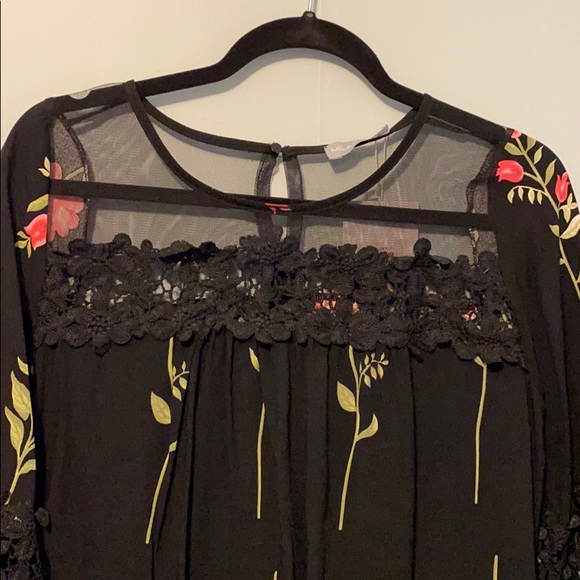 Bell sleeve Floral top🌷w/embroidery & mesh detail - Picture 4 of 6